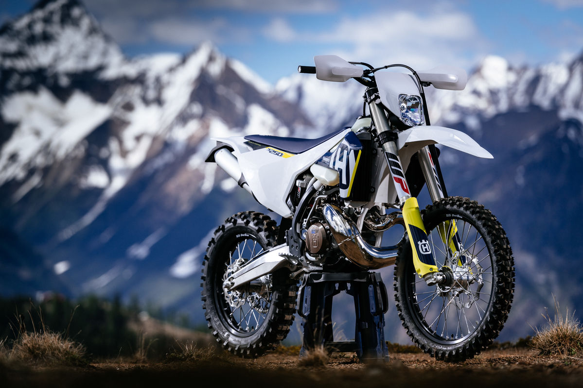 Husqvarna enduro. Хускварна мотоциклы эндуро. Кроссовый мотоцикл Хускварна. Хускварна 450 мотоцикл. Husqvarna мотоциклы эндуро 2022.